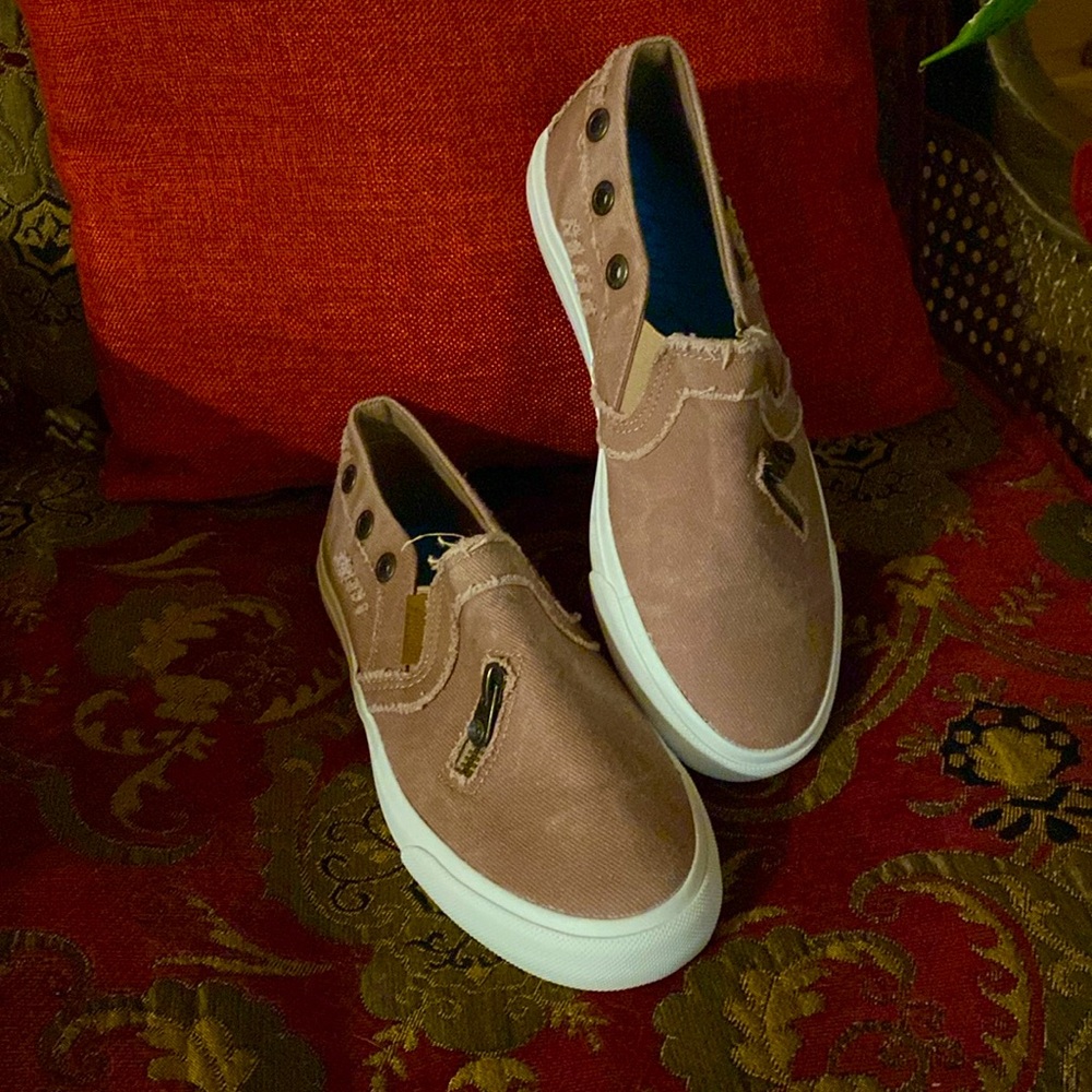 Blowfish Malibu $15. Size 7.5 women’s sneakers/ shoes. Light brown color